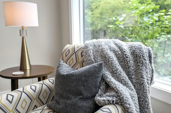 Location de coussin et de plaid : pour une ambiance confortable et chaleureuse